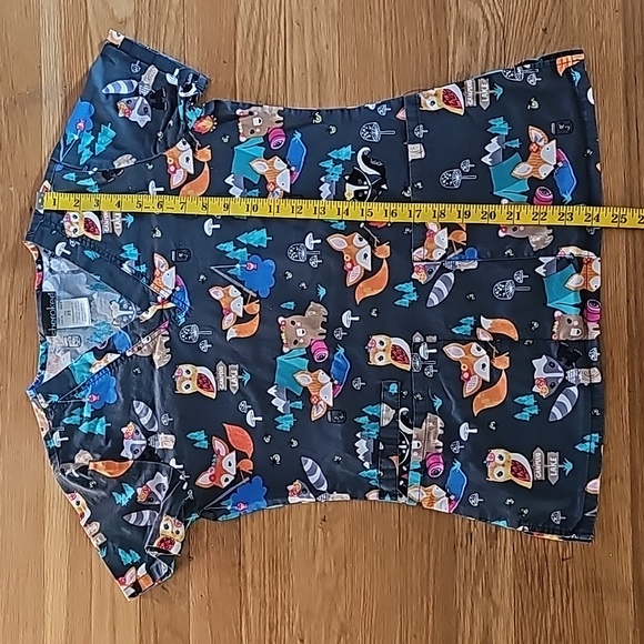 Cherokee Camping Theme Short Sleeve VNeck Medical Scrub Top Women's Size X-Small - Picture 8 of 13